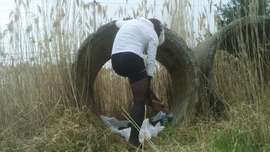 Sluty Tranny CD show great legs outside - 1 image