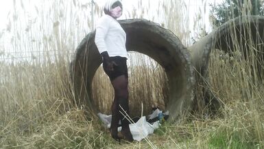 Sluty Tranny CD show great legs outside