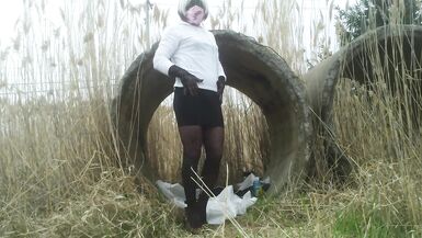 Sluty Tranny CD show great legs outside - 4 image