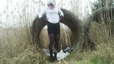 Sluty Tranny CD show great legs outside - 5 image