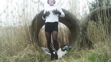 Sluty Tranny CD show great legs outside - 8 image