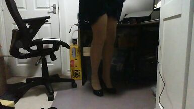 Amazing Leggy Tranny let out of cage for 60 secs to CUM - 13 image