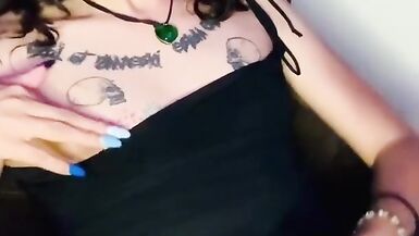 Chica trans se toca para exitarse y pararse la verga - 15 image