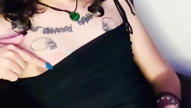 Chica trans se toca para exitarse y pararse la verga - 5 image