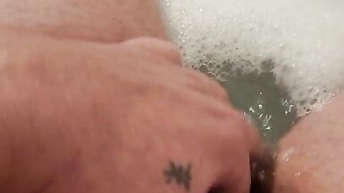 Big clit FTM squirting & pissing in bathtub - 8 image