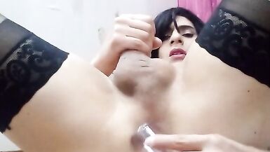 Crossdresser juega con su ano, se pajea y disfruta - 2 image