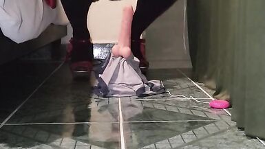 ladyboy dildo hands free - 2 image