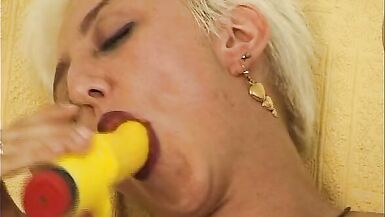 Geile Granny mit Dildo penetriert - 14 image