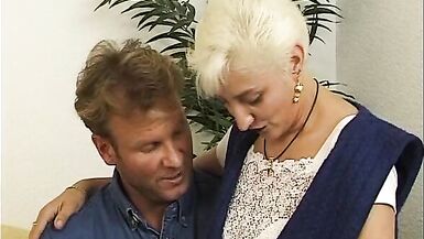 Geile Granny mit Dildo penetriert - 2 image