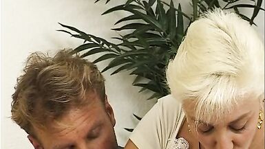 Geile Granny mit Dildo penetriert - 9 image