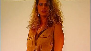 Blonde Schoenheit strippt fuer dich - 3 image