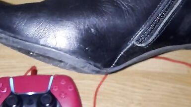 Squeeking leather pants and boots while gaming - 4 image