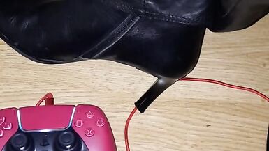 Squeeking leather pants and boots while gaming - 5 image
