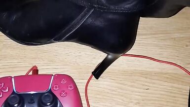 Squeeking leather pants and boots while gaming - 6 image
