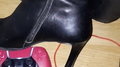 Squeeking leather pants and boots while gaming - 8 image
