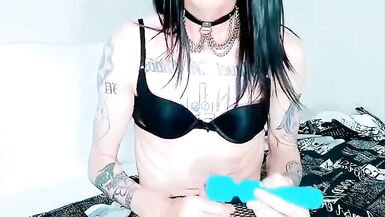 Worship my feet while I cum