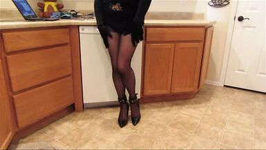 lisa posing legs and spanking ass for cam viewers - 1 image