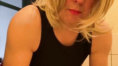 Cleaning the toilet bowl - 4 image