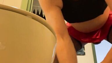 Cleaning the toilet bowl - 6 image