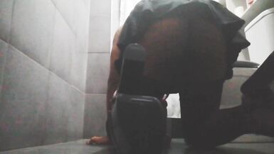 Trap plays with her thick dildo - 12 image