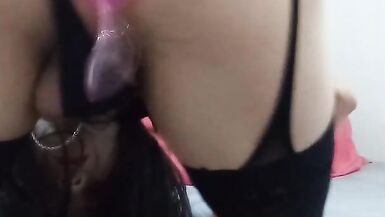 Lindo transexual su culo caliente con consolador y bolas anales. - 4 image