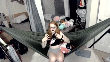 Girlfriend Experience : Pandora reads you the Communist Manifesto and plays with herself. - 1 image