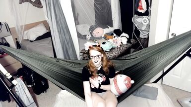 Girlfriend Experience : Pandora reads you the Communist Manifesto and plays with herself. - 10 image