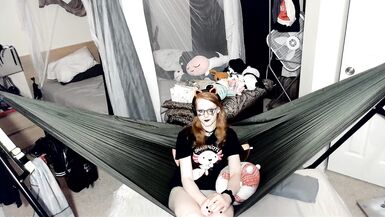 Girlfriend Experience : Pandora reads you the Communist Manifesto and plays with herself. - 13 image