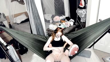 Girlfriend Experience : Pandora reads you the Communist Manifesto and plays with herself. - 15 image