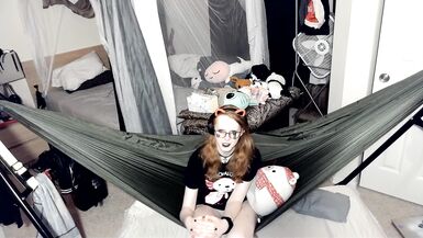 Girlfriend Experience : Pandora reads you the Communist Manifesto and plays with herself.