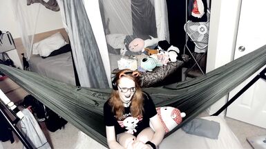 Girlfriend Experience : Pandora reads you the Communist Manifesto and plays with herself. - 8 image