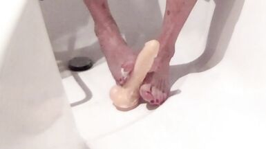 Tgirl vibrated, squirts and gives a footjob - 4 image