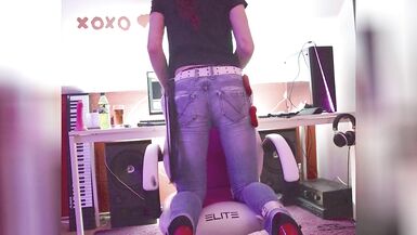 Nikki in her tight Jeans - 2 image