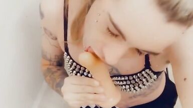 Gorgeous Rocker Rave Girl Practices Sucking - 7 image