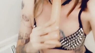 Rave Gurl Drops to Her knees - 8 image