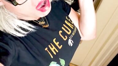 Smoking Fetish Goddess Marilyn Tease - 14 image