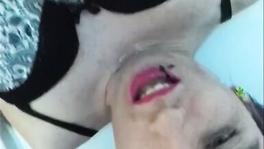 Sophie Ice est une salope urophile qui se pisse dessus la bouche ouverte - 10 image