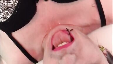 Sophie Ice est une salope urophile qui se pisse dessus la bouche ouverte - 11 image