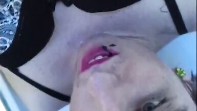 Sophie Ice est une salope urophile qui se pisse dessus la bouche ouverte - 15 image