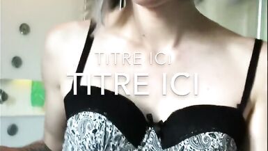 Sophie Ice est une salope urophile qui se pisse dessus la bouche ouverte - 2 image