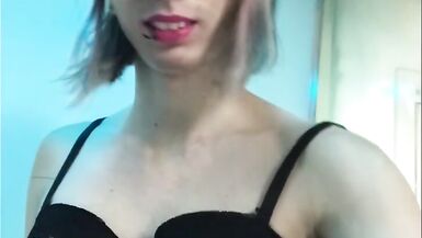 Sophie Ice est une salope urophile qui se pisse dessus la bouche ouverte