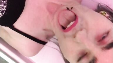 Sophie Ice est une salope urophile qui se pisse dessus la bouche ouverte - 4 image