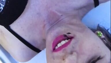 Sophie Ice est une salope urophile qui se pisse dessus la bouche ouverte - 7 image