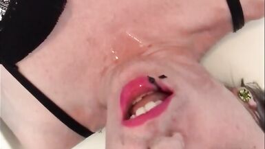 Sophie Ice est une salope urophile qui se pisse dessus la bouche ouverte - 8 image