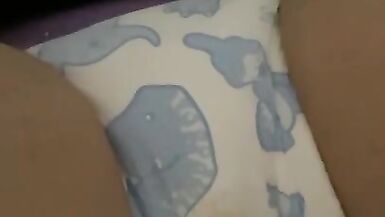 Fille trans fait pipi dans sa couche - 10 image