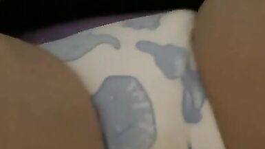 Fille trans fait pipi dans sa couche - 11 image