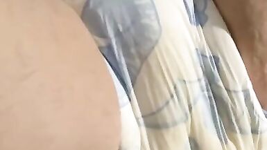 Fille trans fait pipi dans sa couche - 14 image