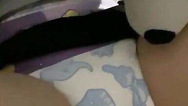 Fille trans fait pipi dans sa couche