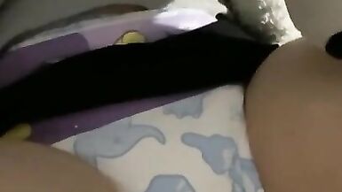 Fille trans fait pipi dans sa couche - 5 image