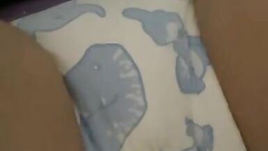 Fille trans fait pipi dans sa couche - 9 image